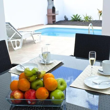 Casa de Férias Playa Blanca Sleeps 6 Pool Wifi